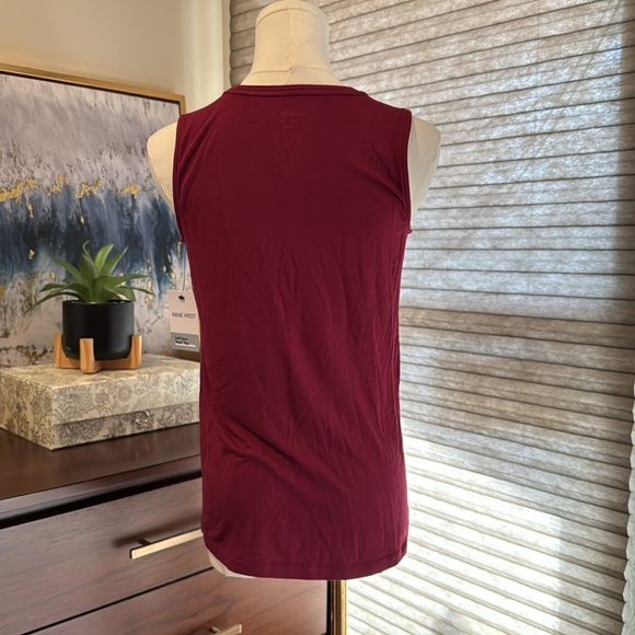 NWT Woman's Nine West Soft Spun Sleeveless Burgundy Top. Size XS - Picture 3 of 5